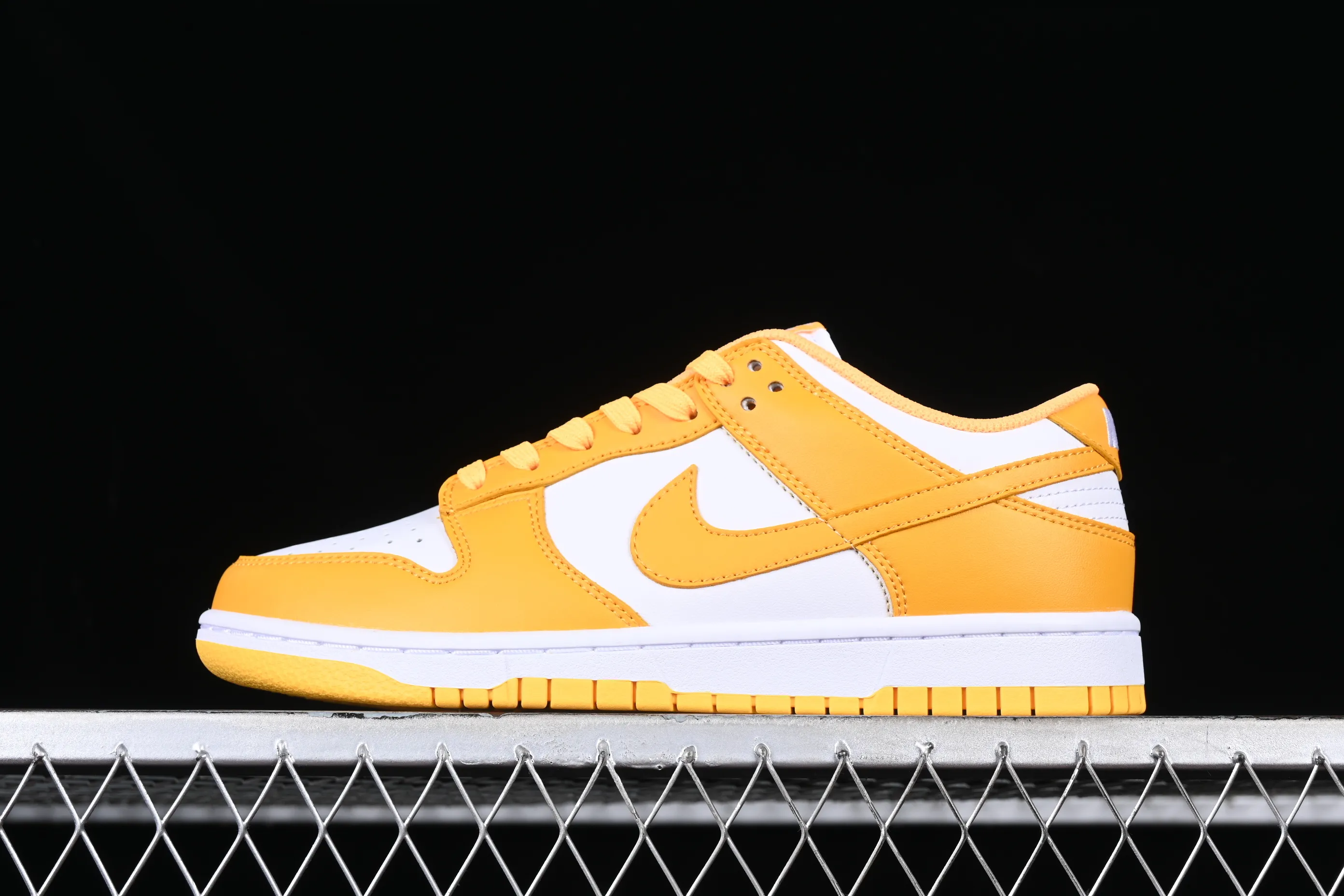All categories Nk SB Dunk series Nk SB Dunk Low low-top sneakers Nk Dunk Low SB dunk series white and yellow color low-top casual sports skateboard shoes DD1503-800